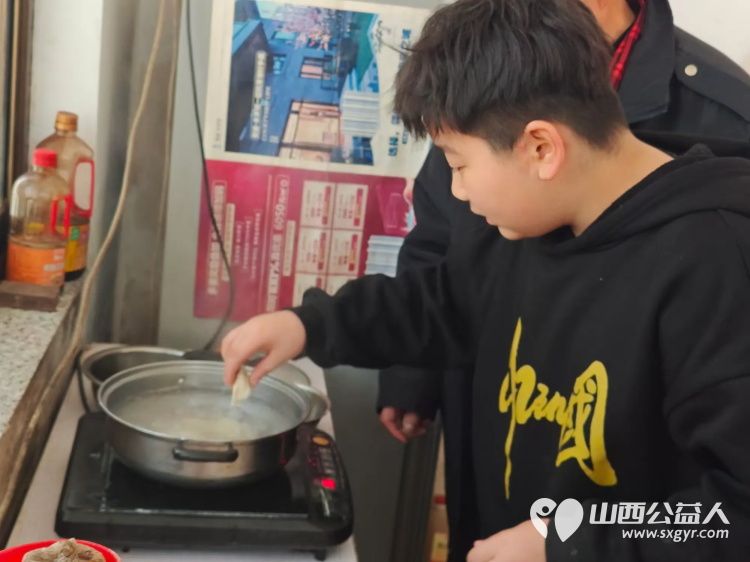 介休市敬老协会敬老爱老助老活动走进连福镇义和堡村特困84岁王士功老人家中为老人送上春节祝福 - 第12张 - 山西公益人 介休市敬老协会敬老爱老助老活动走进连福镇义和堡村特困84岁王士功老人家中为老人送上春节祝福 - 第12张