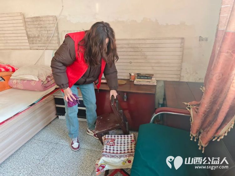 介休市敬老协会敬老爱老助老活动走进连福镇义和堡村特困84岁王士功老人家中为老人送上春节祝福 - 第5张 - 山西公益人 介休市敬老协会敬老爱老助老活动走进连福镇义和堡村特困84岁王士功老人家中为老人送上春节祝福 - 第5张