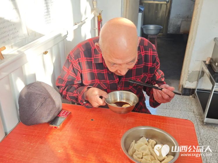 介休市敬老协会敬老爱老助老活动走进连福镇义和堡村特困84岁王士功老人家中为老人送上春节祝福 - 第13张 - 山西公益人 介休市敬老协会敬老爱老助老活动走进连福镇义和堡村特困84岁王士功老人家中为老人送上春节祝福 - 第13张