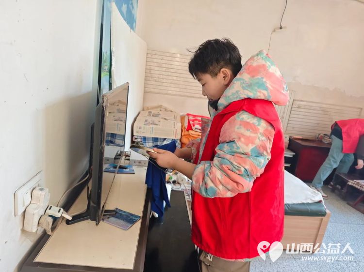 介休市敬老协会敬老爱老助老活动走进连福镇义和堡村特困84岁王士功老人家中为老人送上春节祝福 - 第3张 - 山西公益人 介休市敬老协会敬老爱老助老活动走进连福镇义和堡村特困84岁王士功老人家中为老人送上春节祝福 - 第3张