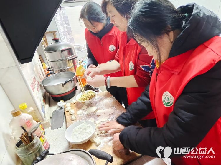 介休市敬老协会志愿者走进连福镇义和堡村82岁靳海成老人家中给老人送上拜年祝福并打扫卫生 - 第9张 - 山西公益人 介休市敬老协会志愿者走进连福镇义和堡村82岁靳海成老人家中给老人送上拜年祝福并打扫卫生 - 第9张