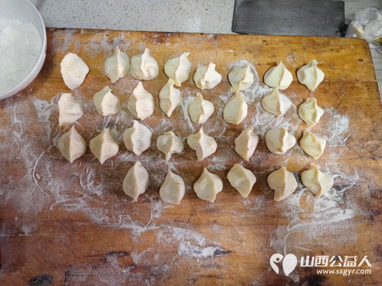 介休市敬老协会志愿者走进连福镇义和堡村82岁靳海成老人家中给老人送上拜年祝福并打扫卫生 - 第8张 - 山西公益人 介休市敬老协会志愿者走进连福镇义和堡村82岁靳海成老人家中给老人送上拜年祝福并打扫卫生 - 第8张