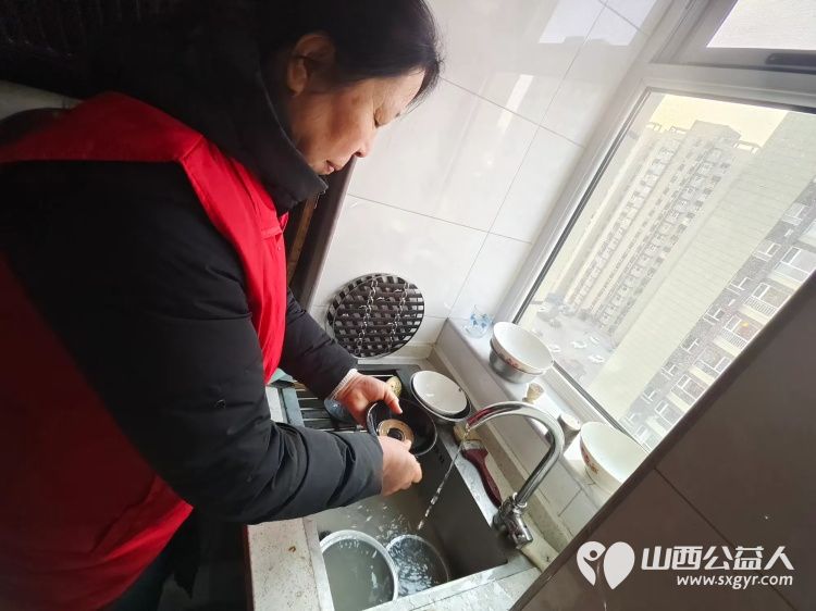 介休市敬老协会志愿者走进连福镇义和堡村82岁靳海成老人家中给老人送上拜年祝福并打扫卫生 - 第4张 - 山西公益人 介休市敬老协会志愿者走进连福镇义和堡村82岁靳海成老人家中给老人送上拜年祝福并打扫卫生 - 第4张