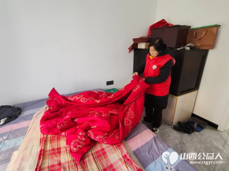 介休市敬老协会志愿者走进连福镇义和堡村82岁靳海成老人家中给老人送上拜年祝福并打扫卫生 - 第14张 - 山西公益人 介休市敬老协会志愿者走进连福镇义和堡村82岁靳海成老人家中给老人送上拜年祝福并打扫卫生 - 第14张