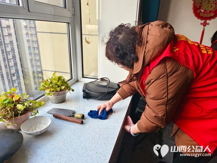 介休市敬老协会志愿者走进连福镇义和堡村82岁靳海成老人家中给老人送上拜年祝福并打扫卫生 - 第7张 - 山西公益人 介休市敬老协会志愿者走进连福镇义和堡村82岁靳海成老人家中给老人送上拜年祝福并打扫卫生 - 第7张