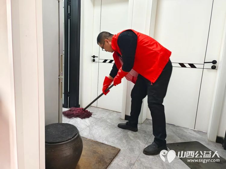 介休市敬老协会志愿者走进连福镇义和堡村82岁靳海成老人家中给老人送上拜年祝福并打扫卫生 - 第12张 - 山西公益人 介休市敬老协会志愿者走进连福镇义和堡村82岁靳海成老人家中给老人送上拜年祝福并打扫卫生 - 第12张