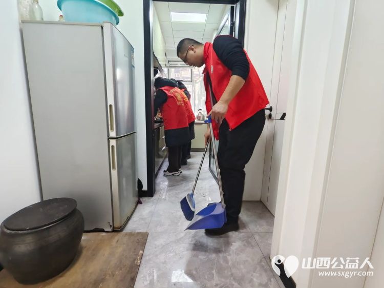 介休市敬老协会志愿者走进连福镇义和堡村82岁靳海成老人家中给老人送上拜年祝福并打扫卫生 - 第11张 - 山西公益人 介休市敬老协会志愿者走进连福镇义和堡村82岁靳海成老人家中给老人送上拜年祝福并打扫卫生 - 第11张