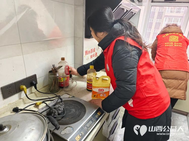 介休市敬老协会志愿者走进连福镇义和堡村82岁靳海成老人家中给老人送上拜年祝福并打扫卫生 - 第5张 - 山西公益人 介休市敬老协会志愿者走进连福镇义和堡村82岁靳海成老人家中给老人送上拜年祝福并打扫卫生 - 第5张