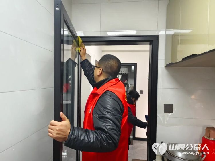 介休市敬老协会志愿者走进连福镇义和堡村82岁靳海成老人家中给老人送上拜年祝福并打扫卫生 - 第3张 - 山西公益人 介休市敬老协会志愿者走进连福镇义和堡村82岁靳海成老人家中给老人送上拜年祝福并打扫卫生 - 第3张