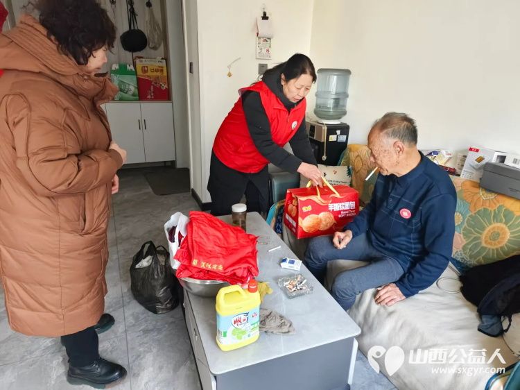介休市敬老协会志愿者走进连福镇义和堡村82岁靳海成老人家中给老人送上拜年祝福并打扫卫生 - 第10张 - 山西公益人 介休市敬老协会志愿者走进连福镇义和堡村82岁靳海成老人家中给老人送上拜年祝福并打扫卫生 - 第10张