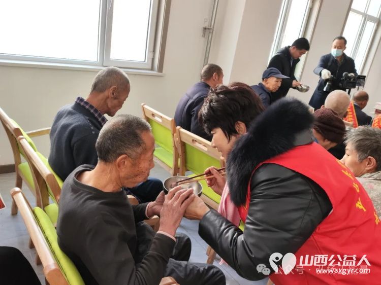 敬老爱老献爱心温情满满元宵节 正能量公益山西五台县西米社区志愿服务队组织了元宵节送温暖活动齐聚东冶怡康老年养护院与老人们共庆元宵佳节 - 第20张 - 山西公益人 敬老爱老献爱心温情满满元宵节 正能量公益山西五台县西米社区志愿服务队组织了元宵节送温暖活动齐聚东冶怡康老年养护院与老人们共庆元宵佳节 - 第20张