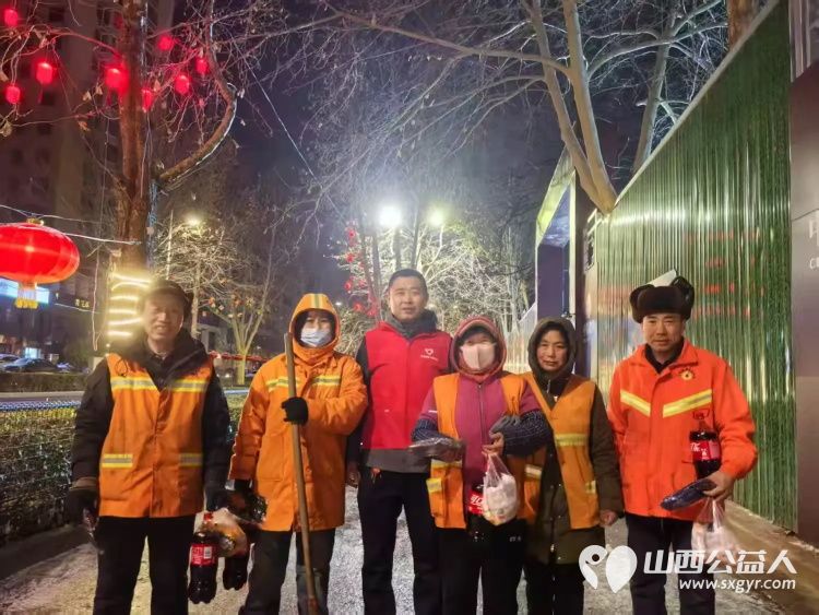 长治圆梦公益协会志愿者情暖元宵致敬城市美容师为长治市早班环卫工人赠送汤圆可乐手套日用品挂件礼品等慰问品 - 第1张