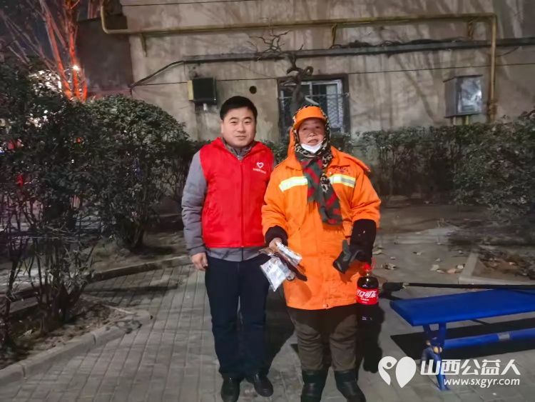 长治圆梦公益协会志愿者情暖元宵致敬城市美容师为长治市早班环卫工人赠送汤圆可乐手套日用品挂件礼品等慰问品 - 第47张