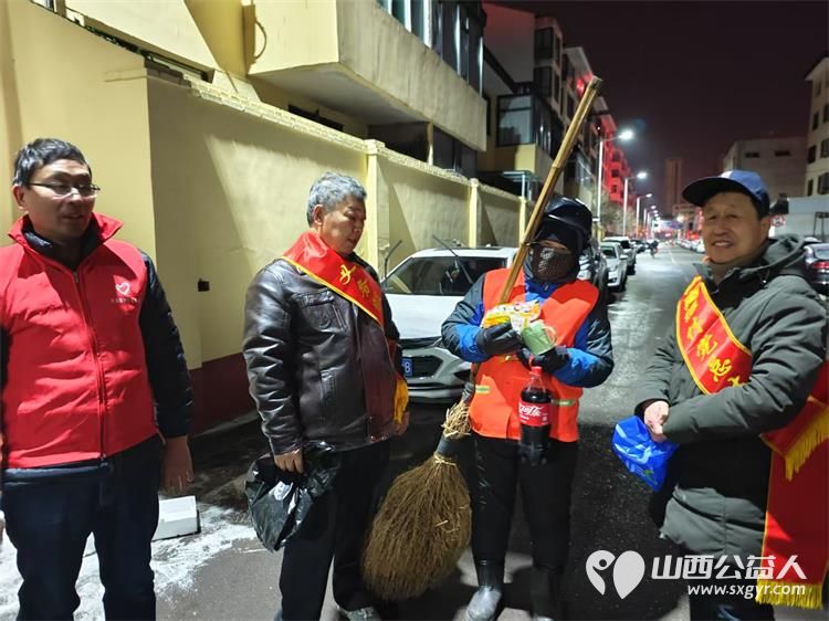 长治圆梦公益协会志愿者情暖元宵致敬城市美容师为长治市早班环卫工人赠送汤圆可乐手套日用品挂件礼品等慰问品 - 第44张