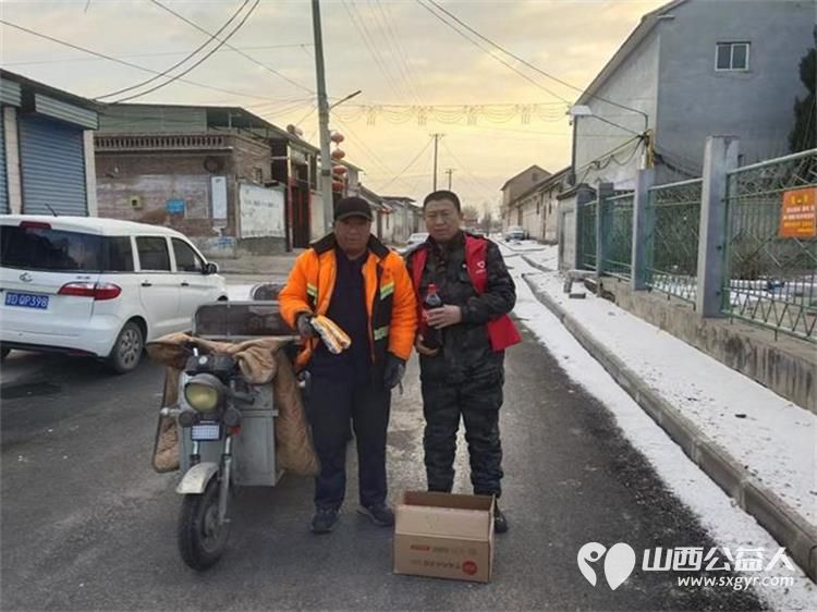 长治圆梦公益协会志愿者情暖元宵致敬城市美容师为长治市早班环卫工人赠送汤圆可乐手套日用品挂件礼品等慰问品 - 第46张