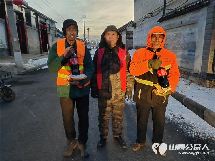 长治圆梦公益协会志愿者情暖元宵致敬城市美容师为长治市早班环卫工人赠送汤圆可乐手套日用品挂件礼品等慰问品 - 第45张