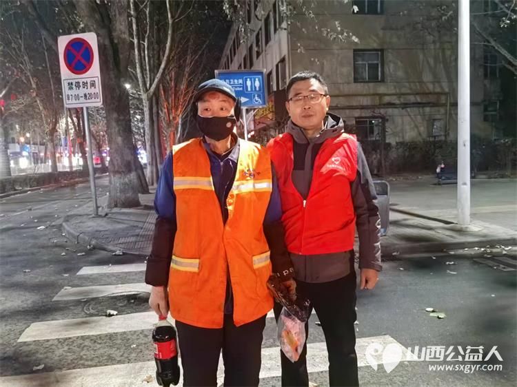 长治圆梦公益协会志愿者情暖元宵致敬城市美容师为长治市早班环卫工人赠送汤圆可乐手套日用品挂件礼品等慰问品 - 第43张