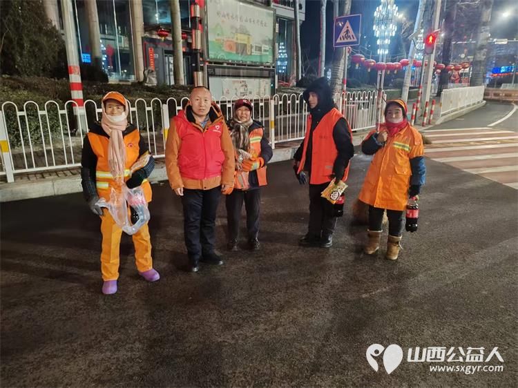长治圆梦公益协会志愿者情暖元宵致敬城市美容师为长治市早班环卫工人赠送汤圆可乐手套日用品挂件礼品等慰问品 - 第9张