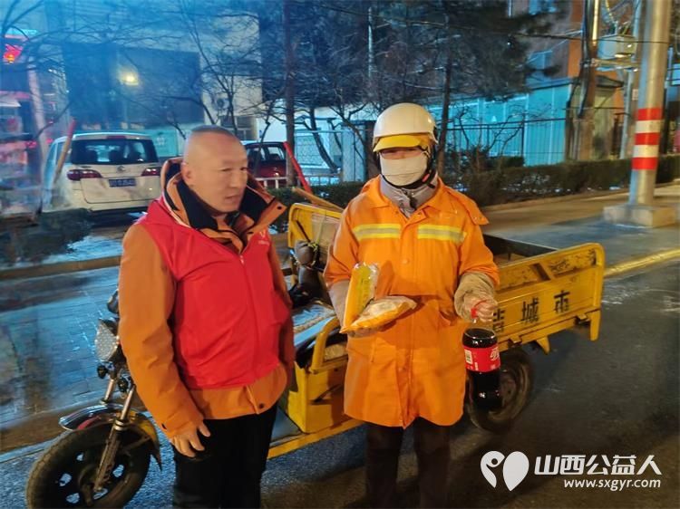 长治圆梦公益协会志愿者情暖元宵致敬城市美容师为长治市早班环卫工人赠送汤圆可乐手套日用品挂件礼品等慰问品 - 第42张
