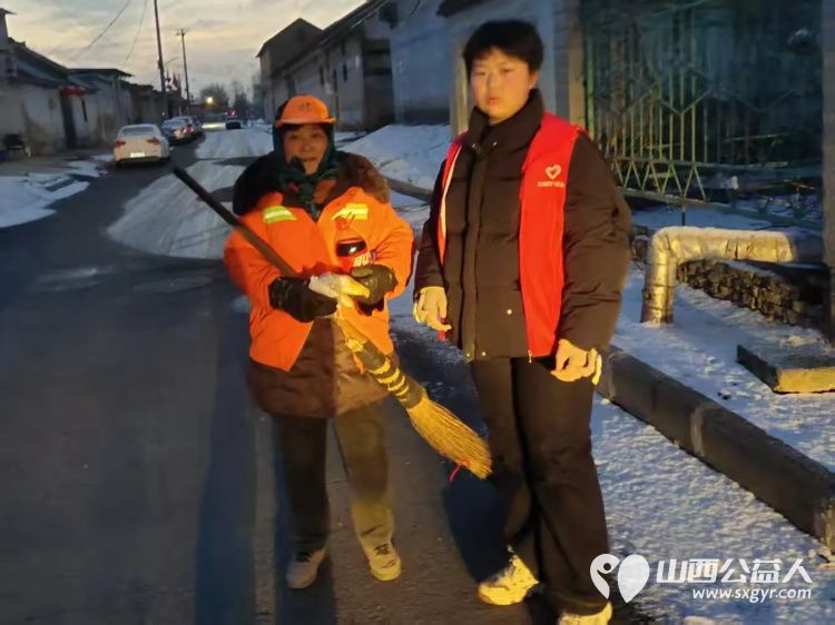 长治圆梦公益协会志愿者情暖元宵致敬城市美容师为长治市早班环卫工人赠送汤圆可乐手套日用品挂件礼品等慰问品 - 第41张