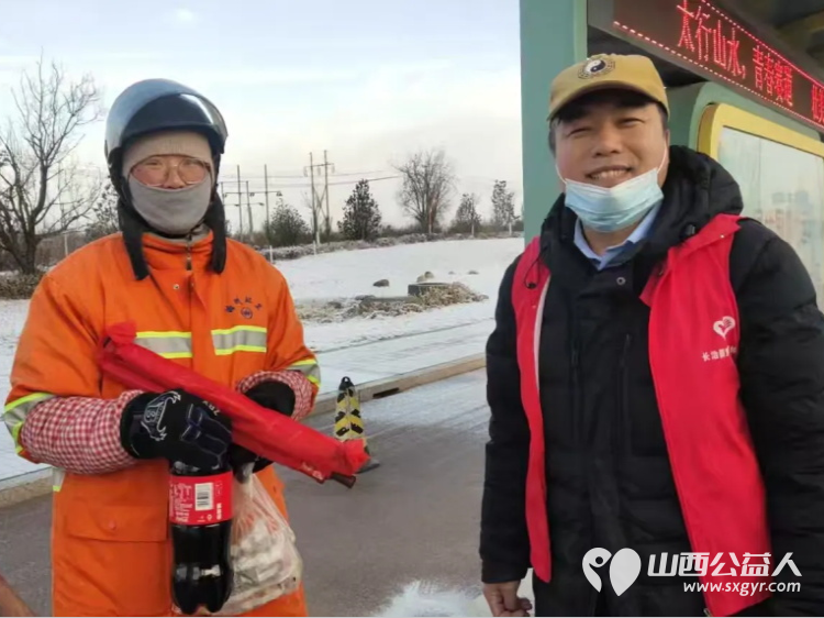 长治圆梦公益协会志愿者情暖元宵致敬城市美容师为长治市早班环卫工人赠送汤圆可乐手套日用品挂件礼品等慰问品 - 第40张