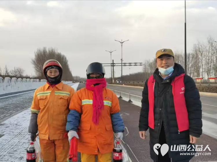 长治圆梦公益协会志愿者情暖元宵致敬城市美容师为长治市早班环卫工人赠送汤圆可乐手套日用品挂件礼品等慰问品 - 第37张