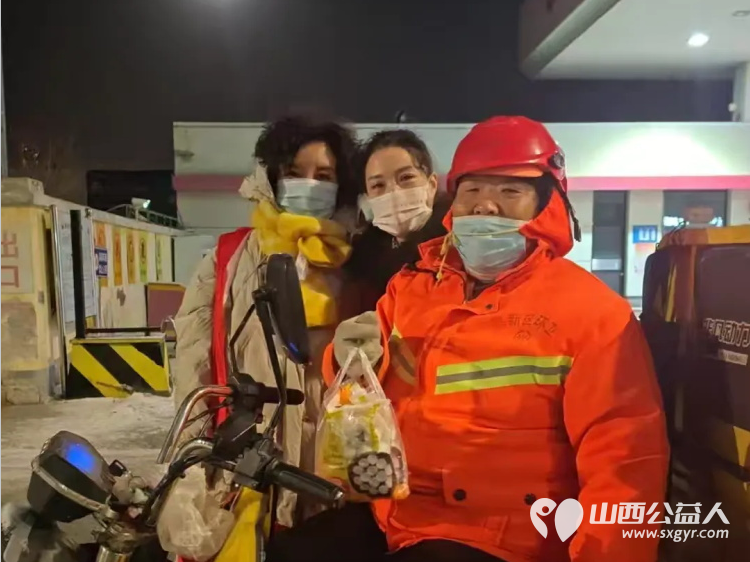 长治圆梦公益协会志愿者情暖元宵致敬城市美容师为长治市早班环卫工人赠送汤圆可乐手套日用品挂件礼品等慰问品 - 第35张