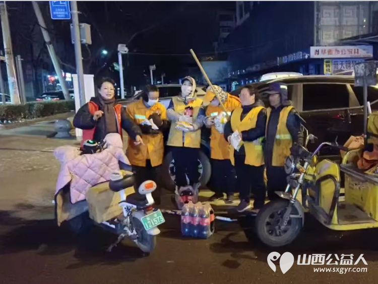 长治圆梦公益协会志愿者情暖元宵致敬城市美容师为长治市早班环卫工人赠送汤圆可乐手套日用品挂件礼品等慰问品 - 第31张