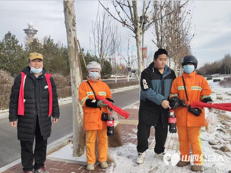 长治圆梦公益协会志愿者情暖元宵致敬城市美容师为长治市早班环卫工人赠送汤圆可乐手套日用品挂件礼品等慰问品 - 第28张