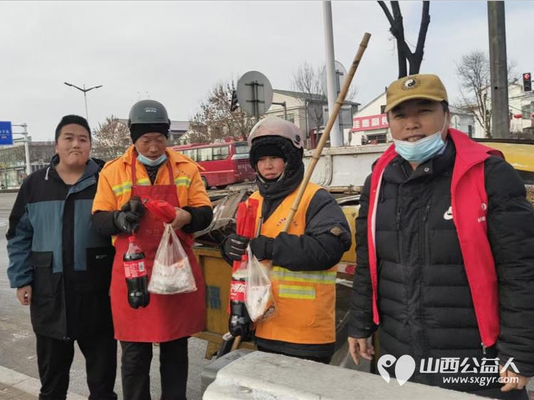 长治圆梦公益协会志愿者情暖元宵致敬城市美容师为长治市早班环卫工人赠送汤圆可乐手套日用品挂件礼品等慰问品 - 第27张