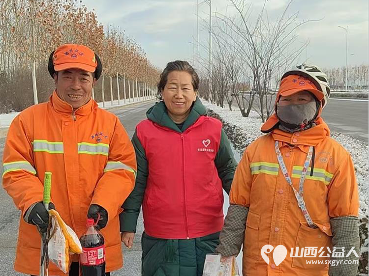长治圆梦公益协会志愿者情暖元宵致敬城市美容师为长治市早班环卫工人赠送汤圆可乐手套日用品挂件礼品等慰问品 - 第24张