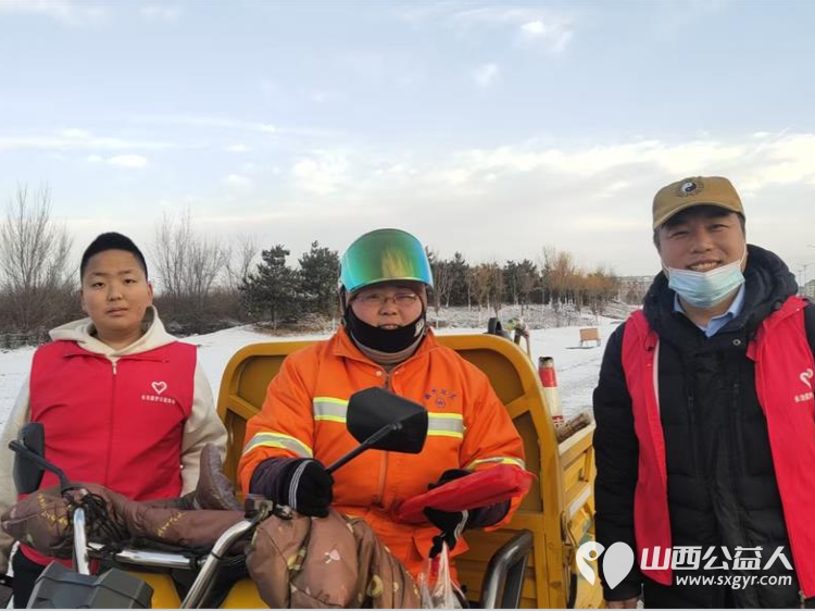 长治圆梦公益协会志愿者情暖元宵致敬城市美容师为长治市早班环卫工人赠送汤圆可乐手套日用品挂件礼品等慰问品 - 第25张