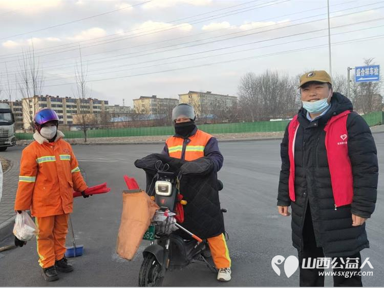 长治圆梦公益协会志愿者情暖元宵致敬城市美容师为长治市早班环卫工人赠送汤圆可乐手套日用品挂件礼品等慰问品 - 第23张