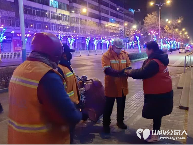 长治圆梦公益协会志愿者情暖元宵致敬城市美容师为长治市早班环卫工人赠送汤圆可乐手套日用品挂件礼品等慰问品 - 第18张