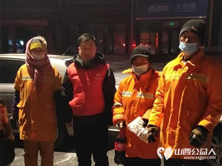 长治圆梦公益协会志愿者情暖元宵致敬城市美容师为长治市早班环卫工人赠送汤圆可乐手套日用品挂件礼品等慰问品 - 第16张