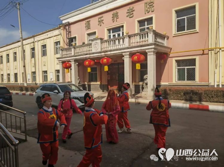 舞动元宵节传递正能量 长治市正能量公益协会秧歌队开展了秧歌展演活动前往喜峰村等地为广大群众献上了一场场精彩绝伦的表演 - 第9张