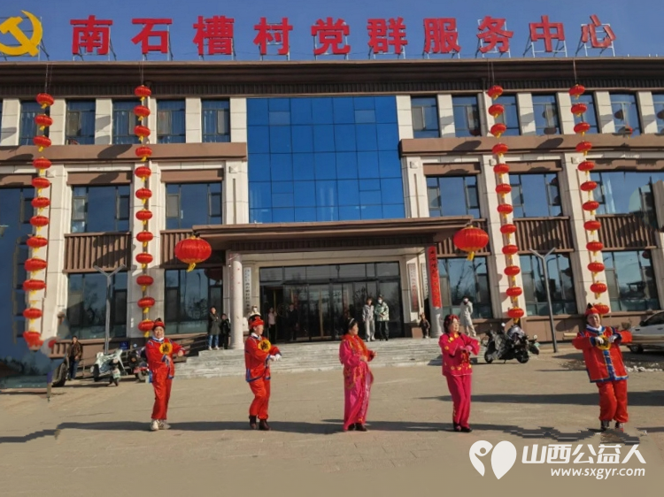 舞动元宵节传递正能量 长治市正能量公益协会秧歌队开展了秧歌展演活动前往喜峰村等地为广大群众献上了一场场精彩绝伦的表演 - 第18张