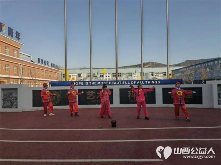舞动元宵节传递正能量 长治市正能量公益协会秧歌队开展了秧歌展演活动前往喜峰村等地为广大群众献上了一场场精彩绝伦的表演 - 第20张