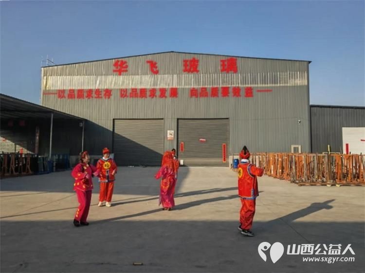 舞动元宵节传递正能量 长治市正能量公益协会秧歌队开展了秧歌展演活动前往喜峰村等地为广大群众献上了一场场精彩绝伦的表演 - 第19张