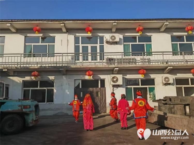 舞动元宵节传递正能量 长治市正能量公益协会秧歌队开展了秧歌展演活动前往喜峰村等地为广大群众献上了一场场精彩绝伦的表演 - 第17张