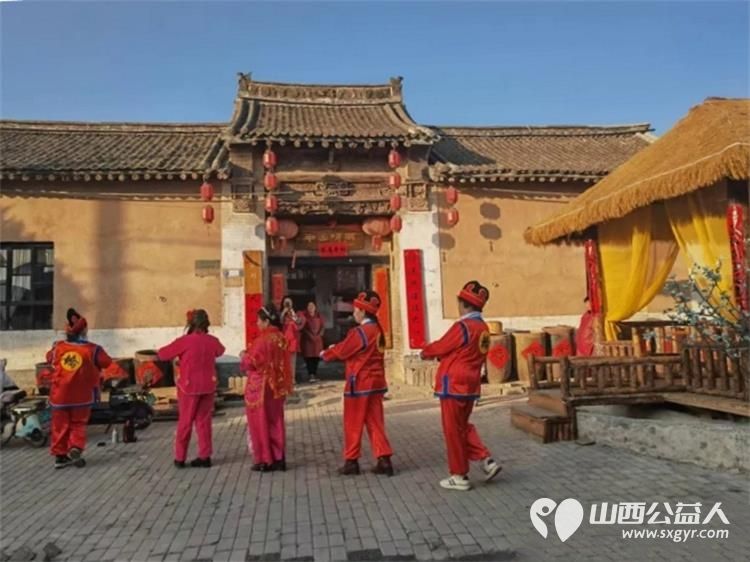 舞动元宵节传递正能量 长治市正能量公益协会秧歌队开展了秧歌展演活动前往喜峰村等地为广大群众献上了一场场精彩绝伦的表演 - 第15张