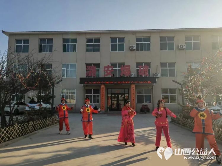 舞动元宵节传递正能量 长治市正能量公益协会秧歌队开展了秧歌展演活动前往喜峰村等地为广大群众献上了一场场精彩绝伦的表演 - 第16张