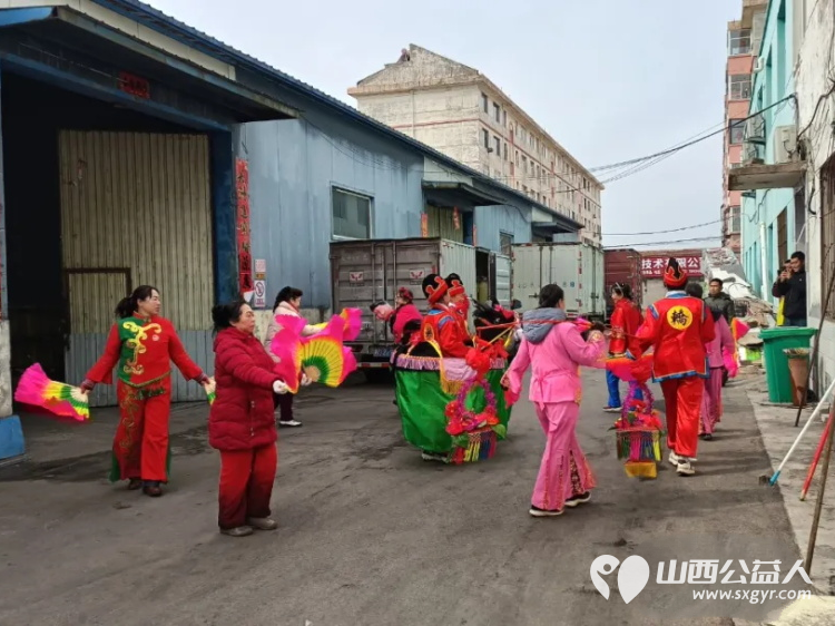 舞动元宵节传递正能量 长治市正能量公益协会秧歌队开展了秧歌展演活动前往喜峰村等地为广大群众献上了一场场精彩绝伦的表演 - 第1张