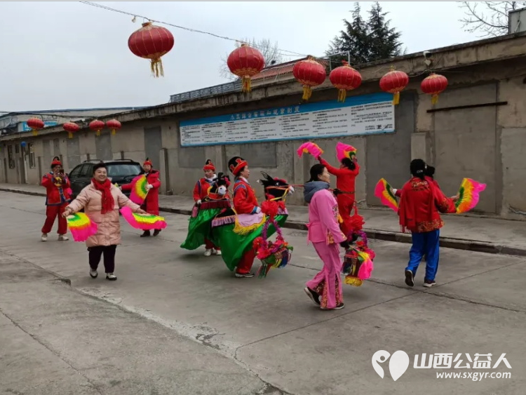 舞动元宵节传递正能量 长治市正能量公益协会秧歌队开展了秧歌展演活动前往喜峰村等地为广大群众献上了一场场精彩绝伦的表演 - 第5张