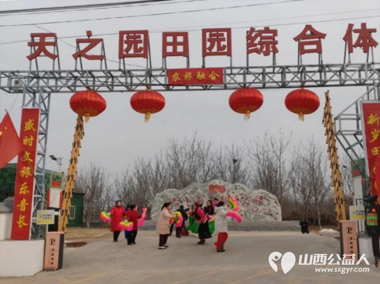 舞动元宵节传递正能量 长治市正能量公益协会秧歌队开展了秧歌展演活动前往喜峰村等地为广大群众献上了一场场精彩绝伦的表演 - 第10张