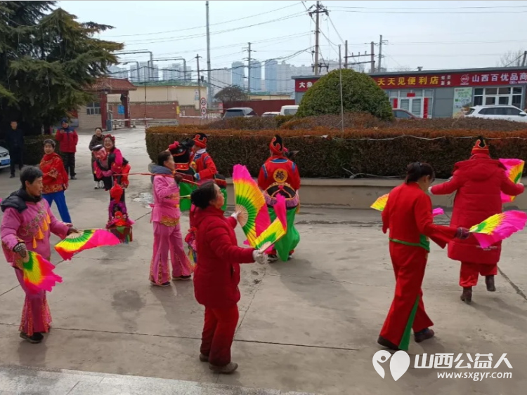 舞动元宵节传递正能量 长治市正能量公益协会秧歌队开展了秧歌展演活动前往喜峰村等地为广大群众献上了一场场精彩绝伦的表演 - 第12张