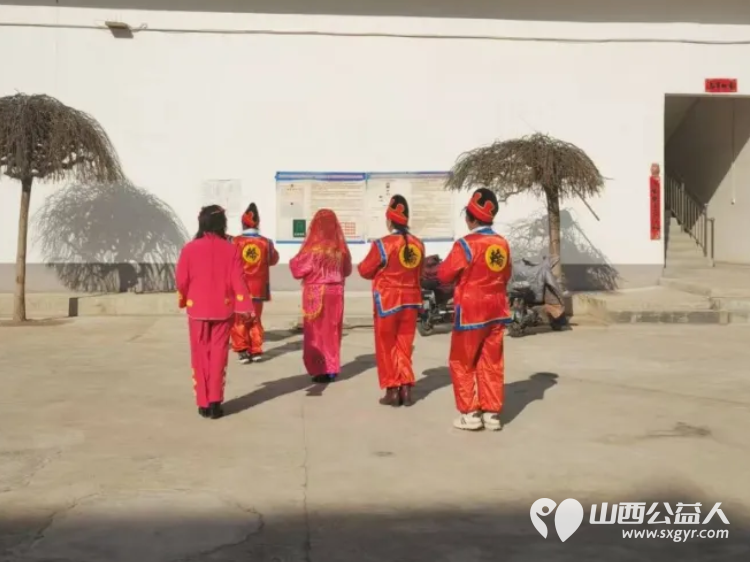 舞动元宵节传递正能量 长治市正能量公益协会秧歌队开展了秧歌展演活动前往喜峰村等地为广大群众献上了一场场精彩绝伦的表演 - 第13张