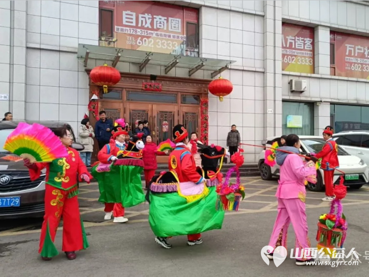 舞动元宵节传递正能量 长治市正能量公益协会秧歌队开展了秧歌展演活动前往喜峰村等地为广大群众献上了一场场精彩绝伦的表演 - 第4张