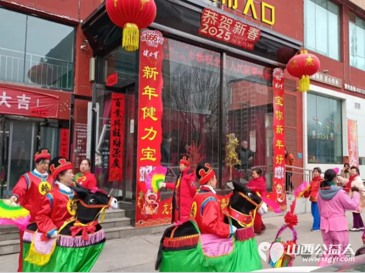 舞动元宵节传递正能量 长治市正能量公益协会秧歌队开展了秧歌展演活动前往喜峰村等地为广大群众献上了一场场精彩绝伦的表演 - 第2张