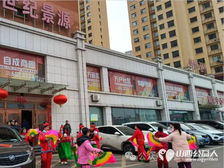 舞动元宵节传递正能量 长治市正能量公益协会秧歌队开展了秧歌展演活动前往喜峰村等地为广大群众献上了一场场精彩绝伦的表演 - 第8张